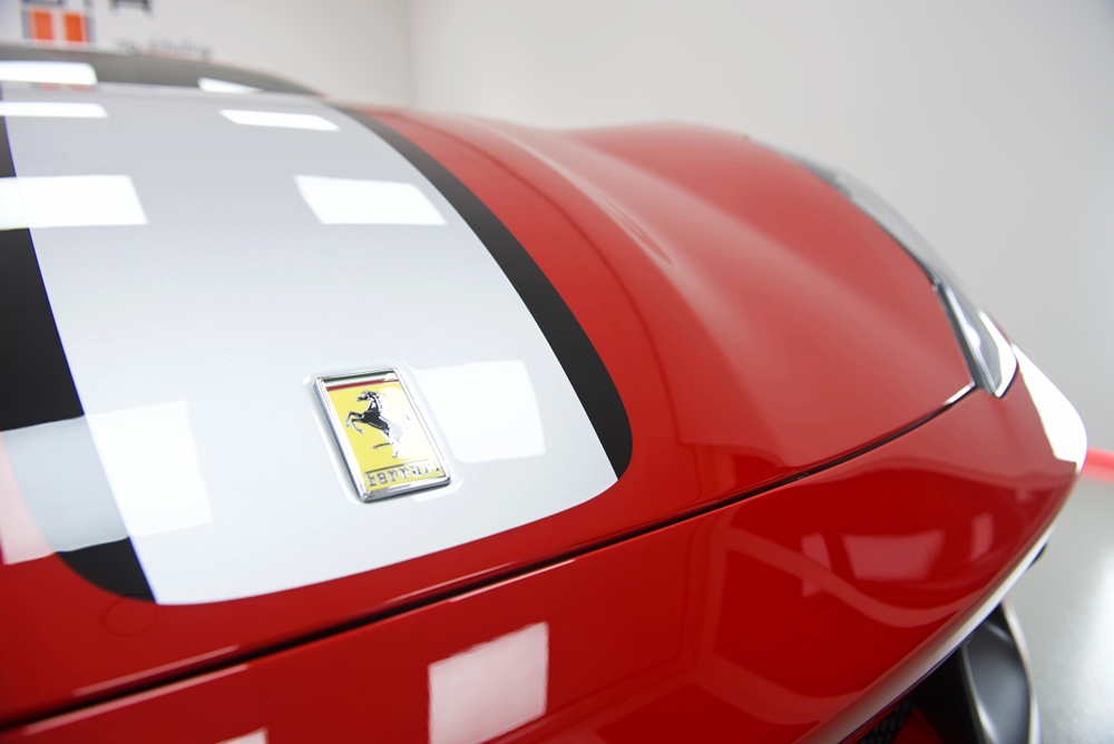 Ferrari 812 Competizione foto